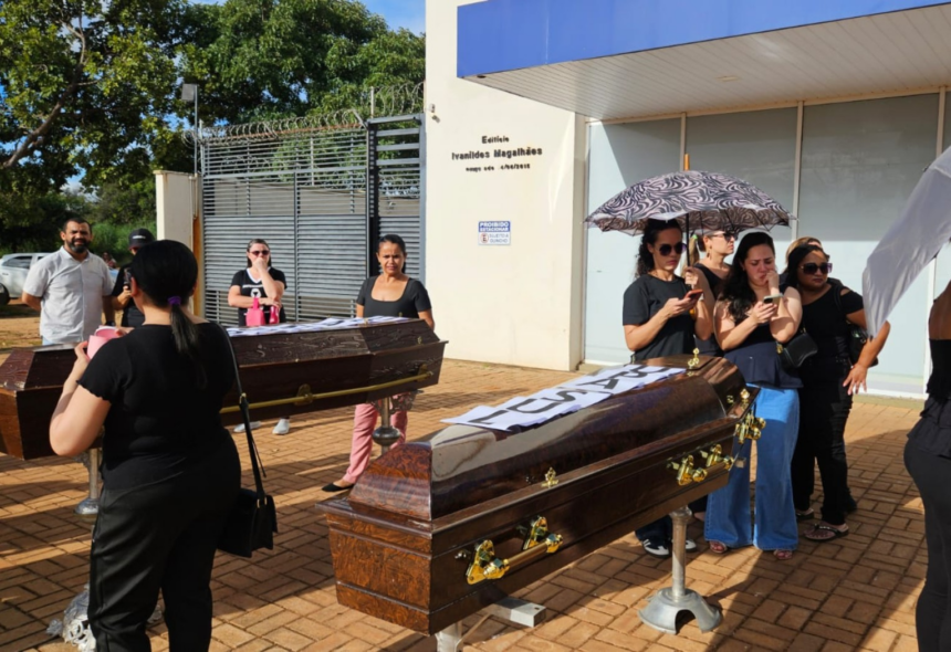 servidores-levam-caixoes-para-frente-de-secretaria-em-protesto-contra-terceirizacao-de-upas-em-palmas