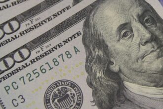 dolar-cai-para-r$-5,01,-e-bolsa-renova-recorde-com-ajuda-do-exterior