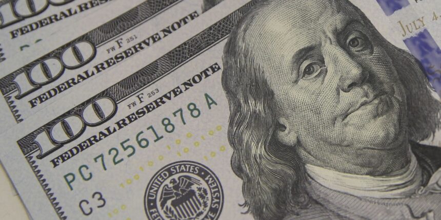 dolar-cai-para-r$-5,01,-e-bolsa-renova-recorde-com-ajuda-do-exterior