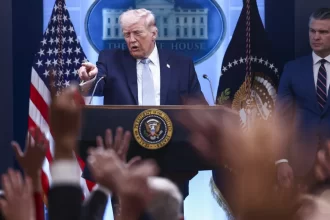 trump-afirma-que-iranianos-“nao-tem-cartas”-para-negociacoes-exceto-ormuz