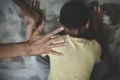 menino-e-resgatado-nu-e-desnutrido-apos-quase-dois-anos-preso-em-van