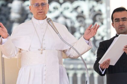 papa-pede-fim-da-guerra,-enquanto-eua-e-ira-negociam-paz