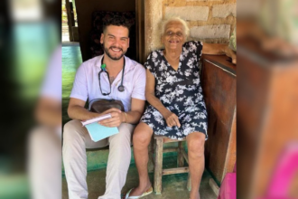 ‘sempre-acreditei-na-educacao’,-diz-medico-que-teve-despedida-feita-por-criancas-em-postinho-no-to