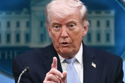 trump-diz-que-vai-bloquear-estreito-de-hormuz-e-acusa-ira-de-‘extorsao-global’