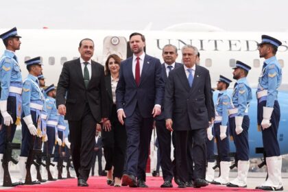 sem-acordo-de-paz-entre-eua-e-ira,-trump-promete-fechar-ormuz