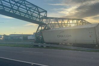 passarela-de-pedestres-na-br-153-e-interditada-apos-ser-atingida-por-caminhao