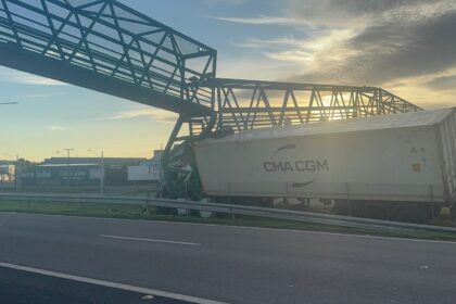 passarela-de-pedestres-na-br-153-e-interditada-apos-ser-atingida-por-caminhao