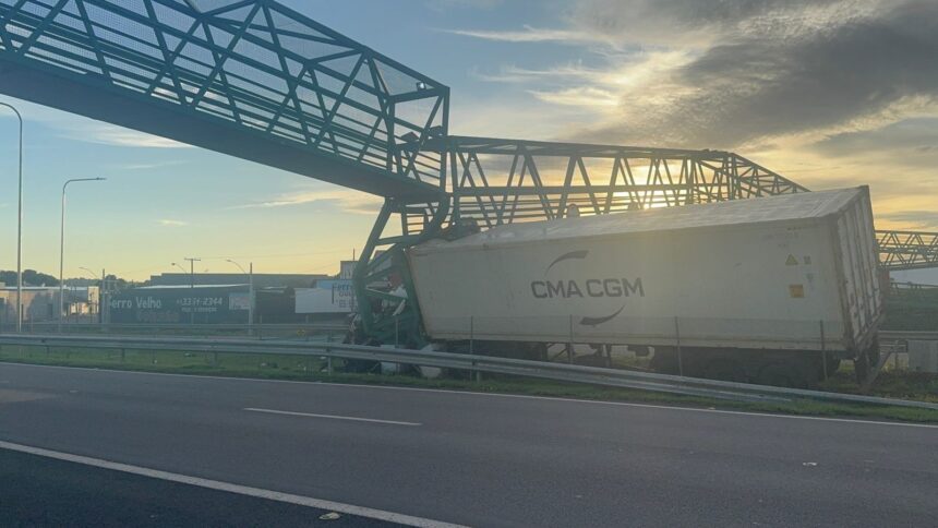 passarela-de-pedestres-na-br-153-e-interditada-apos-ser-atingida-por-caminhao