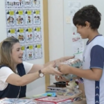 ‘vem-gente-de-fora-comprar’,-diz-menino-de-11-anos-que-virou-empreendedor-na-producao-de-ovos