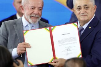 jose-guimaraes-assume-ministerio-e-fala-em-“derrotar-o-fascismo”