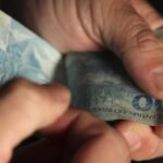 caixa-e-bb-liberam-abono-salarial-para-nascidos-em-marco-e-abril