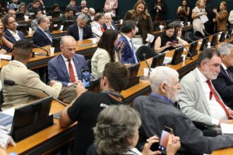 oposicao-pede-vista-e-votacao-da-pec-que-derruba-escala-6×1-e-adiada