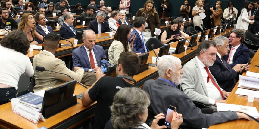 oposicao-pede-vista-e-votacao-da-pec-que-derruba-escala-6×1-e-adiada