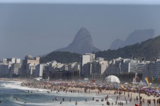 shakira-em-copacabana:-inscricoes-para-credenciamento-de-ambulantes-estao-abertas