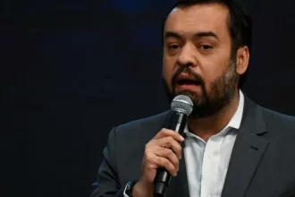 claudio-castro-vai-receber-r$-142-mil-por-ferias-nao-tiradas-enquanto-era-governador-do-rj