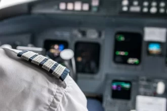 pilotos-sao-repreendidos-apos-miados-durante-conversa-com-torre-de-controle