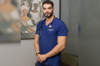 saiba-quem-e-o-‘medico-bonitao’-que-viralizou-apos-atendimento-inusitado-para-drenar-furunculo-de-mulher-no-to