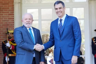 lula-inicia-viagem-pela-europa-e-e-recebido-por-sanchez-na-espanha