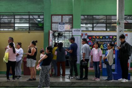 peru:-ultraconservador-e-esquerda-disputam-voto-a-voto-para-2o-turno