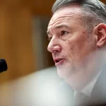 ice:-diretor-responsavel-por-plano-de-deportacao-de-trump-pede-demissao