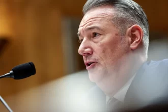 ice:-diretor-responsavel-por-plano-de-deportacao-de-trump-pede-demissao