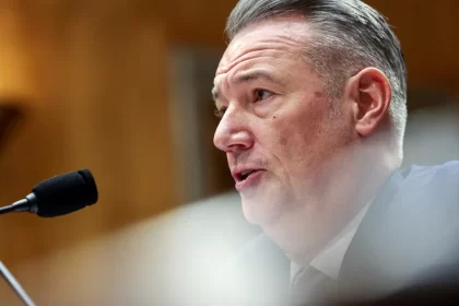 ice:-diretor-responsavel-por-plano-de-deportacao-de-trump-pede-demissao