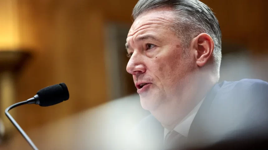 ice:-diretor-responsavel-por-plano-de-deportacao-de-trump-pede-demissao