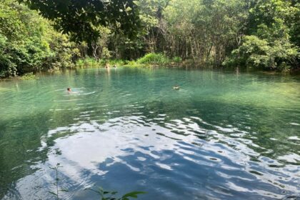 beleza-natural-da-‘lagoa-azul’-atrai-visitantes-em-luzimangues;-area-ainda-nao-e-regulamentada