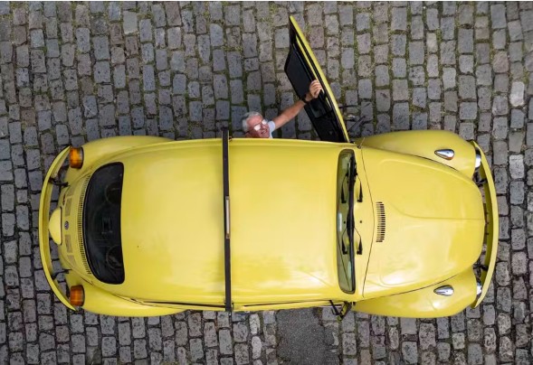 tres-decadas-apos-sair-de-linha,-fusca-segue-simbolo-de-paixao-e-chama-atencao-nas-ruas-do-rio