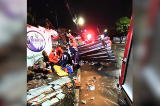 telhado-desaba-sobre-homem-que-dormia-e-mobiliza-resgate-em-araguaina