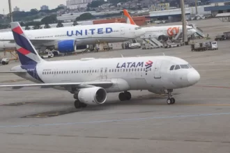 apos-problemas-tecnicos,-aviao-voa-em-circulos-e-precisa-retornar-ao-aeroporto-de-guarulhos