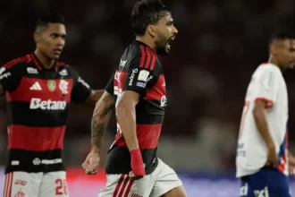 flamengo-vence-bahia,-homenageia-oscar-schmidt-e-chega-a-vice-lideranca