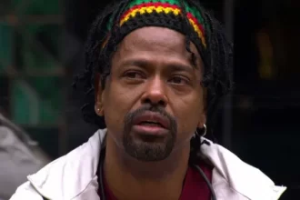 leandro-boneco-assiste-criticas-de-edilson-pelas-costas-e-dispara-ser-‘lamentavel’