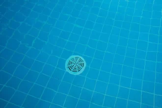 menina-de-12-anos-morre-apos-cabelo-ser-sugado-por-ralo-de-piscina-em-sp