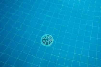 menina-de-12-anos-morre-apos-cabelo-ser-sugado-por-ralo-de-piscina-em-sp