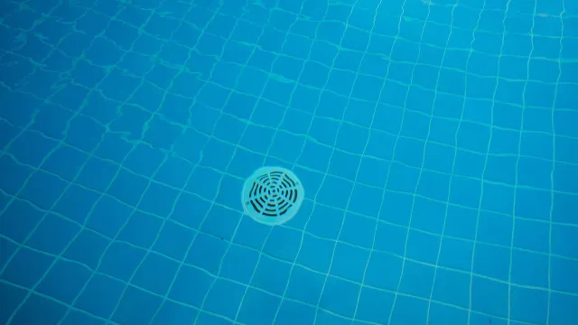 menina-de-12-anos-morre-apos-cabelo-ser-sugado-por-ralo-de-piscina-em-sp