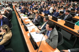 ccj-da-camara-aprova-parecer-favoravel-a-pec-do-fim-da-escala-6×1