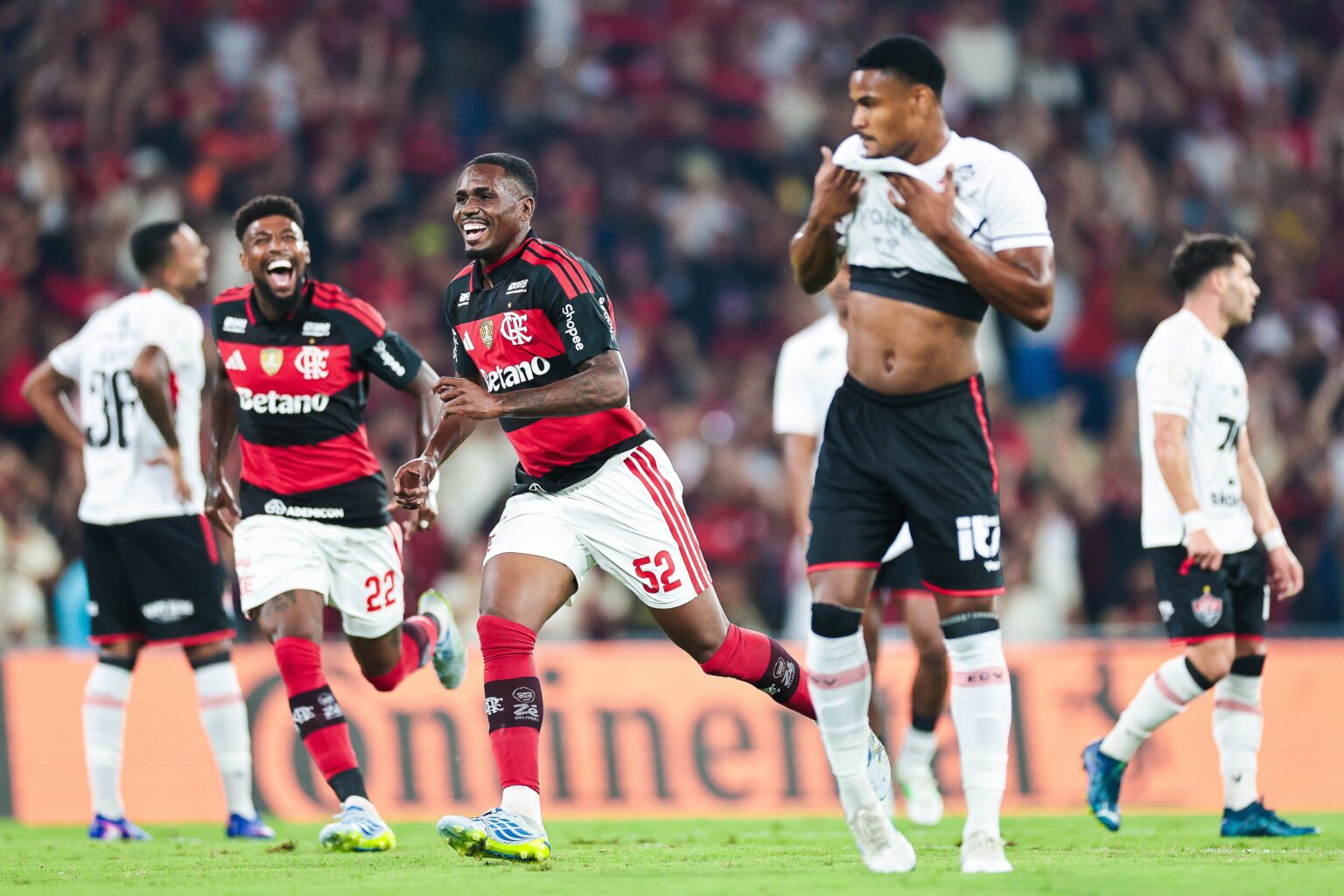 em-alta-no-flamengo,-evertton-araujo-volta-a-ser-elogiado-por-jardim-e-explica-golaco:-‘tento-diariamente’
