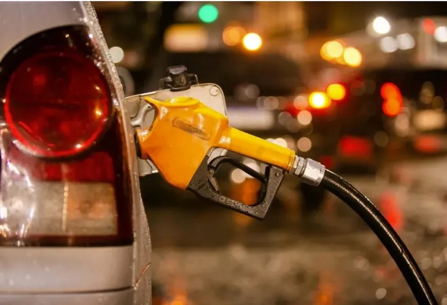governo-prepara-corte-de-pis/cofins-sobre-gasolina-para-conter-alta-do-petroleo-na-bomba