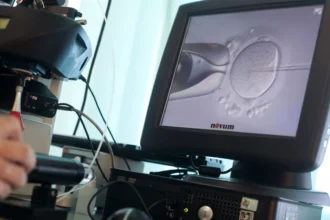 casal-branco-processa-clinica-por-erro-apos-bebe-in-vitro-nascer-asiatica