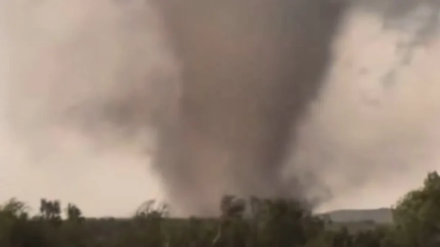 video:-tornado-em-oklahoma-faz-10-feridos-e-destroi-40-casas