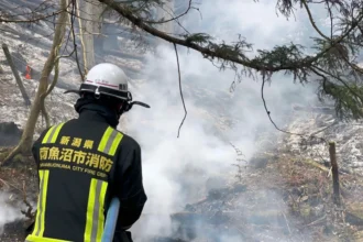 centenas-de-bombeiros-combatem-incendios-florestais-no-norte-do-japao