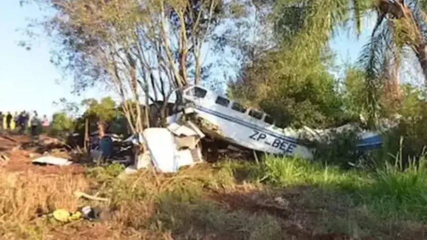aviao-com-mais-de-r$-15-milhoes-cai-no-paraguai-e-e-saqueado-por-moradores