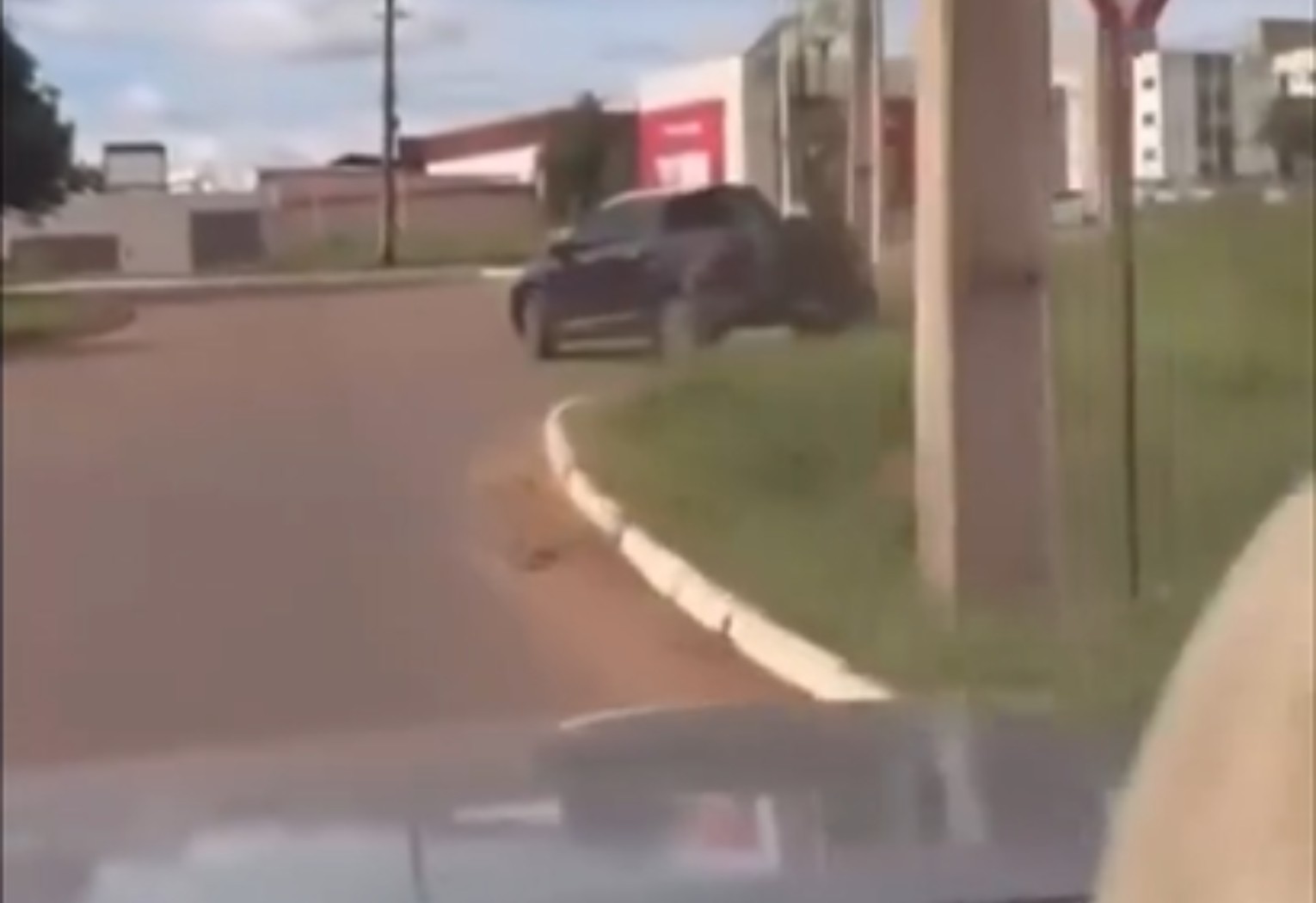caminhonete-arrasta-moto-apos-acidente-de-transito-em-palmas;