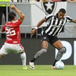 em-segundo-tempo-eletrizante-com-quatro-gols,-botafogo-fica-no-empate-com-o-internacional,-no-brasileiro