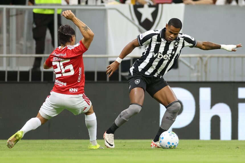 em-segundo-tempo-eletrizante-com-quatro-gols,-botafogo-fica-no-empate-com-o-internacional,-no-brasileiro