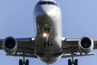 suecia-emite-alerta-para-escassez-de-combustivel-para-avioes-na-europa