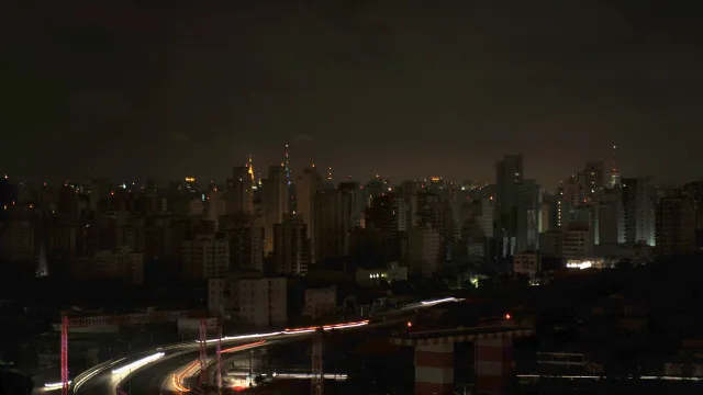 falta-de-energia-afeta-6,8-mil-casas-no-centro-de-sp,-e-enel-culpa-sabesp