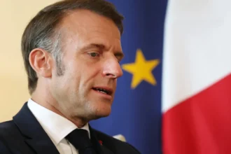 macron-alfineta-rei-charles:-‘eua-falariam-frances?-seria-chique!’
