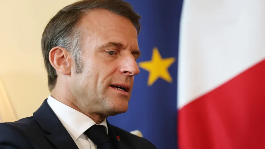 macron-alfineta-rei-charles:-‘eua-falariam-frances?-seria-chique!’